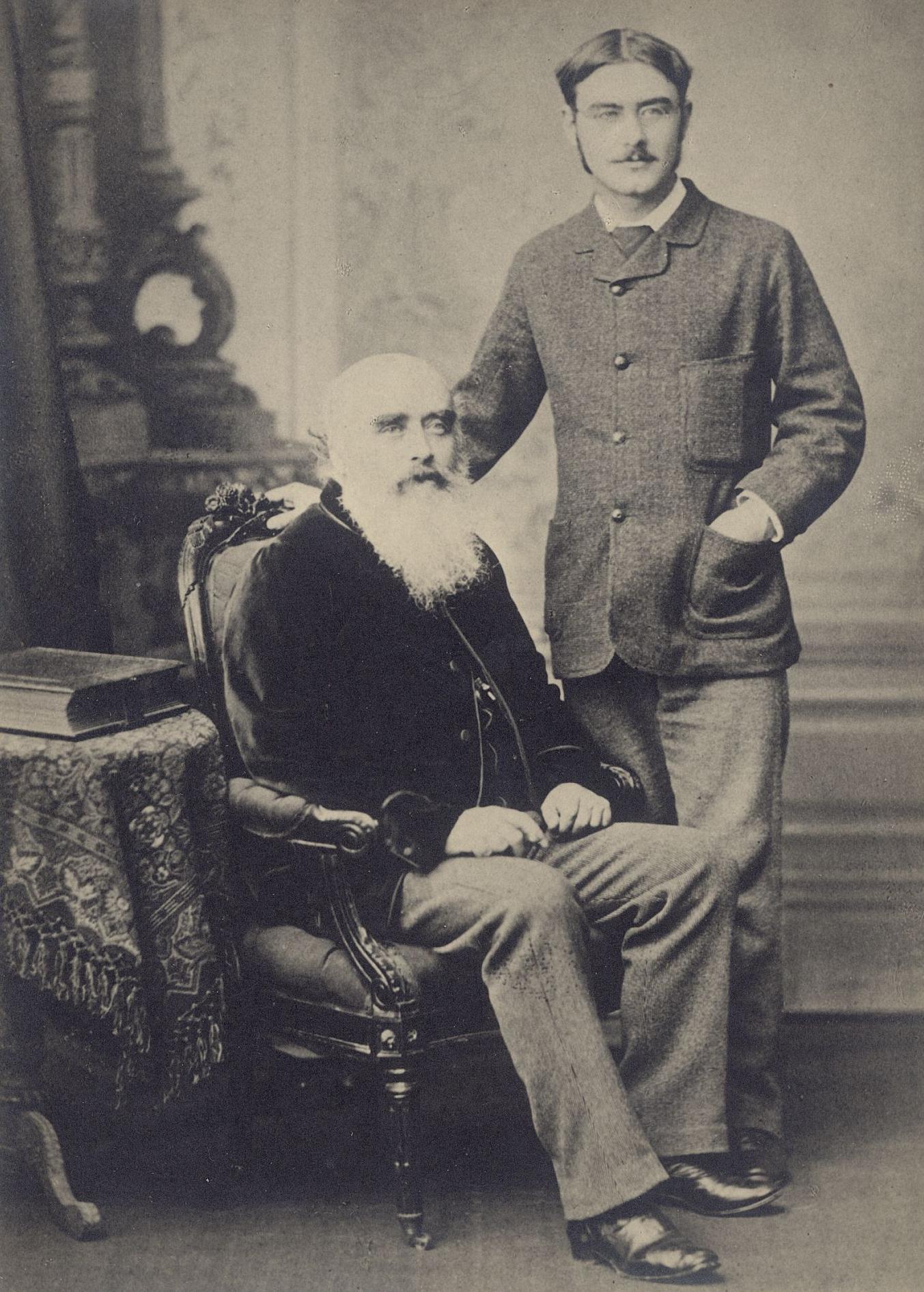 Джон Локвуд Киплинг слева и его сын Редьярд справа, около 1890 года